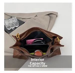 Vue intérieure montrant la grande capacité de ce sac nuage plissé en cuir marron