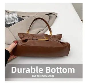 Détail de la base résistante à l'usure du sac nuage marron avec boucle dorée