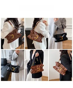 Détail du sac nuage plissé avec boucle vintage et chaîne dorée en marron et noir classique