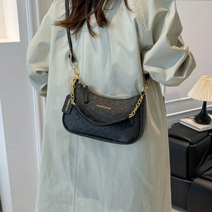 Sac à bandoulière noir tendance texture autruche avec chaîne dorée chic hiver 2025