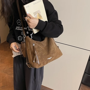 Borsa a tracolla marrone retrò capiente da donna in pelle opaca con cerniere argento