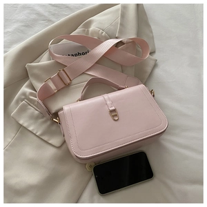 Confronto dimensioni borsa rosa con smartphone e dettaglio fibbia in metallo oro