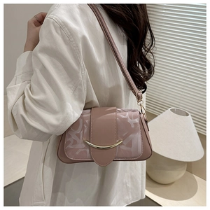Borsa hobo rosa indossata a spalla con elegante trama jacquard e dettagli in metallo