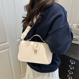 Sac bandoulière trapèze en cuir crème chic avec large sangle et fermoir doré