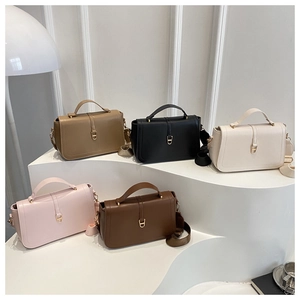 Dettaglio di piccole borse squadrate eleganti in cinque colori con ampie tracolle moda