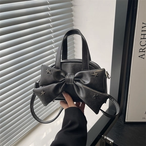 Borsa a tracolla chic in pelle PU nera con grande fiocco e borchie a stella stile 2026