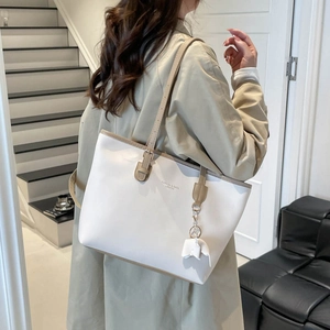 Grand sac cabas blanc minimaliste avec breloque éléphant et bandoulière pour femme