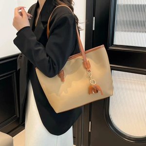 Grand sac fourre-tout kaki minimaliste avec bordure en cuir marron et breloque éléphant