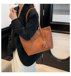 Sac cabas en cuir marron avec charmant pendentif éléphant et lettrage doré sur la bandoulière