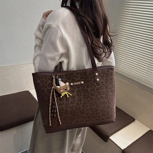 Sac cabas vintage imprimé léopard avec breloque en peluche et grande capacité d'achat