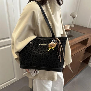 Grand sac cabas noir à imprimé léopard avec breloque ours et plaque en métal de mode