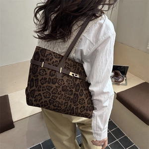 Grand sac cabas vintage léopard avec bandoulière en cuir brun et boucle dorée