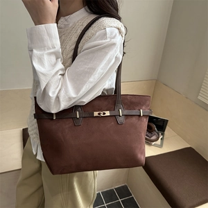 Sac cabas rétro en daim marron foncé avec fermoir doré et bandoulière de grande taille