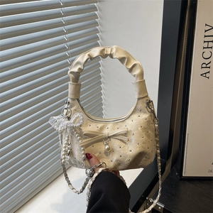 Elegante borsa a spalla a mezzaluna beige con manico a volant e ciondolo a fiocco di perle