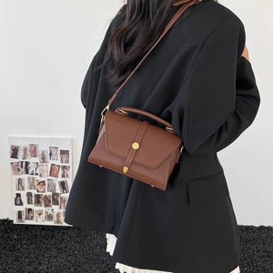 Sac bandoulière rétro en cuir marron texturé avec boucle dorée et bandoulière