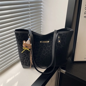 Retro Leopard Print Large Capacity Tote Bag For Women Fashion Letter Shoulder Commuter Bag With Cute Bear Pendant Handbag