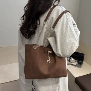 Sac cabas en daim marron avec bandoulière chaîne et pendentif cerf style bureau