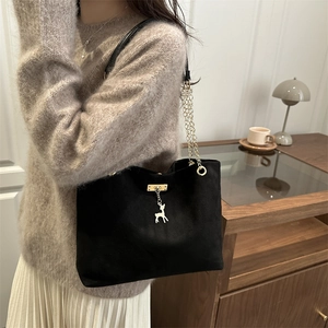 Sac fourre-tout chic en daim noir avec pendentif cerf doré et bandoulière en chaîne élégante