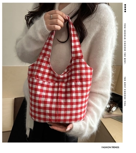 Détail de la texture du tissu vichy rouge et blanc sur un sac seau élégant et chic