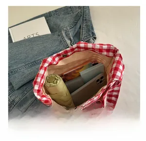 Vue intérieure du tote bag à carreaux rouges montrant la capacité de rangement