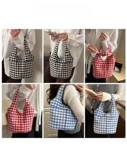 Vues détaillées des sacs fourre-tout à carreaux vintage en noir, rouge et bleu