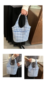 Détails du sac cabas en toile à carreaux vichy bleu et blanc avec doubles poches avant