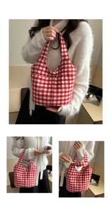 Détail du sac cabas en toile à carreaux rouges montrant la texture et l'espace intérieur