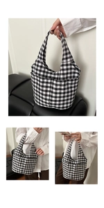 Détail macro du sac cabas à damier montrant la toile et deux poches avant pratiques