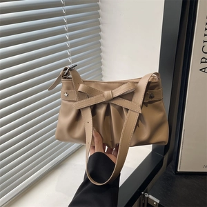 Borsa sottobraccio kaki a pieghe con fiocco grande e rivetti a stella stile retrò