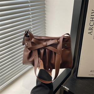 Borsa a spalla marrone plissettata con fiocco grande e borchie a stella argentate
