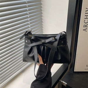 Borsa sottobraccio nera a pieghe con fiocco e borchie a stella in stile urban chic