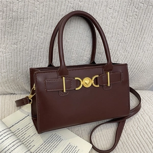 Elegante borsa a tracolla in pelle marrone scuro con chiusura a cuore dorata e manico