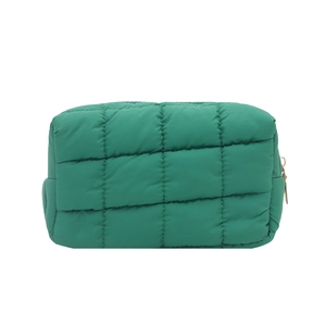 Trousse de maquillage matelassée verte au design minimaliste avec fermeture éclair dorée
