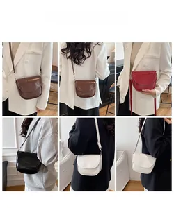 Collage di quattro borse a sella in pelle PU in marrone, rosso, nero e bianco indossate dai modelli