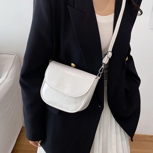 Sacoche selle minimaliste en cuir blanc pour femmes au design classique demi-lune
