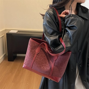 Large capacity dark red tote bag with leopard texture for chic women's daily commute