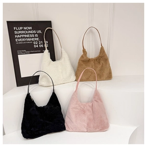Collection de sacs fourre-tout en peluche en noir, blanc, rose et marron sur socles