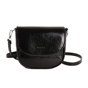 Sac bandoulière selle noir brillant avec bandoulière réglable et logo sur le devant