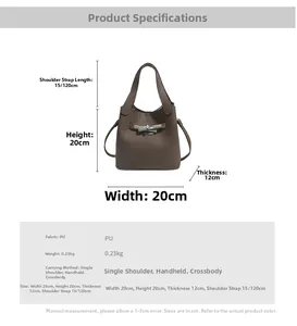 Détail du sac seau marron foncé à motif litchi avec fermoir tournant en métal argenté