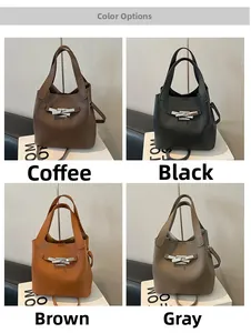 Détail de quatre couleurs de sacs seaux en cuir grainé avec boucles en métal argenté