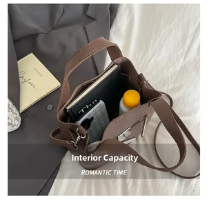 Vue détaillée de l'intérieur d'un sac seau en cuir marron montrant sa grande capacité