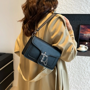 Schicke schwarze Schultertasche aus Leder mit Vintage Kreuz-Schnalle und Kettenelement