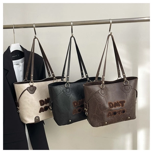 Confronto dettagliato di tre borse tote vintage nei colori beige, nero e marrone caffè