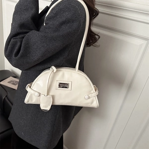 Sac à bandoulière blanc demi-lune chic avec logo métallique en cuir PU texturé