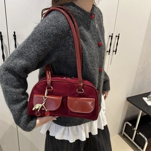 Borsa Boston retrò bordeaux con tasche frontali e ciondolo a ciliegia a spalla