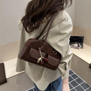 Borsa Boston vintage marrone con doppie tasche e ciondolo a ciliegia in uso reale