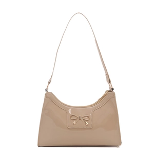 Elegante borsa sottobraccio in pelle verniciata beige con fibbia a fiocco dorata e tracolla