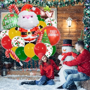 Décoration de Noël avec ballons Père Noël, cannes de sucre et ballons de fête festifs