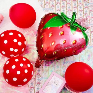 Détail du kit de ballons fraise en aluminium avec ballons en latex à pois rouges déco