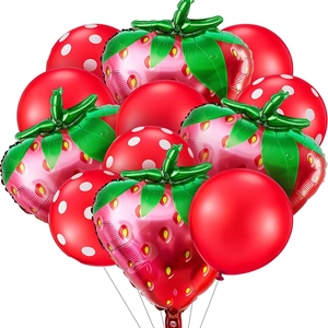 Ballons fraise en aluminium et ballons latex à pois rouges pour décor de fête